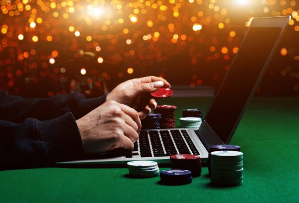 Studio live-dealer capcusjp dengan meja blackjack dan roulette HD